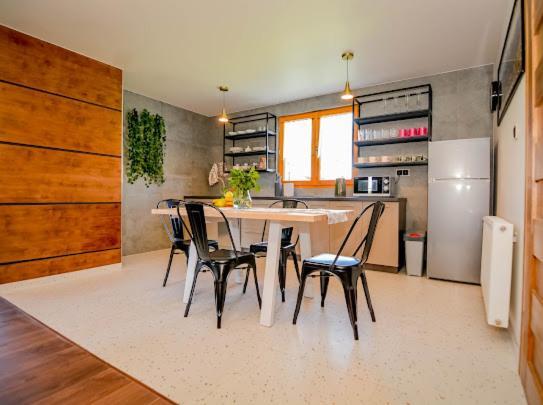 Atlas Chmur Apartament ビャウィ・ドゥナイェツ エクステリア 写真